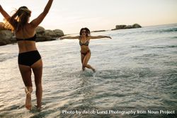 Women in bikinis having fun at the beach 4Z1xn5