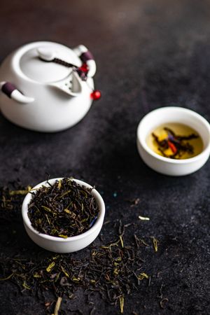 Loose leaf tea with tea pot and cup