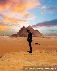 Man standing near pyramids of Giza 0KQzZ4