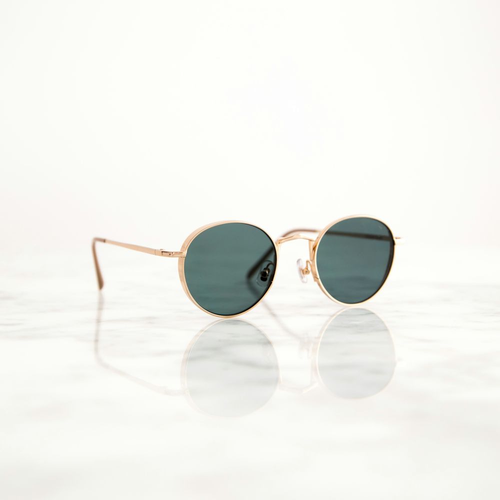 Round Gold Frame Sunglasses Reflection
