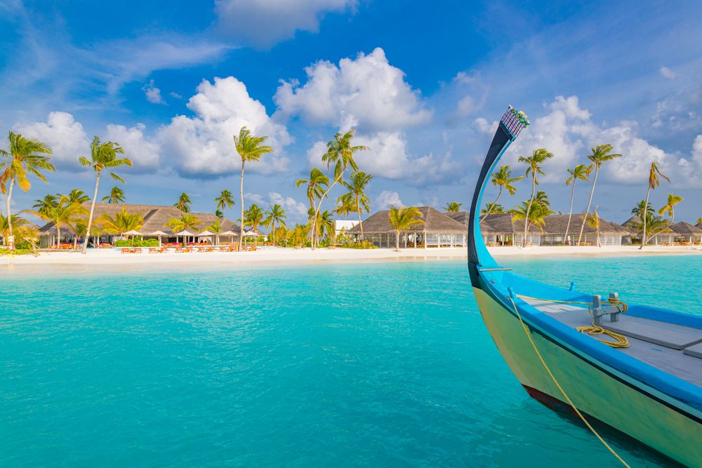 Droni boat in the Maldives looking over the beach