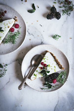 Lime pie with berries