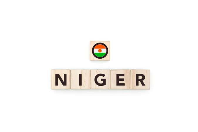 Wooden blocks bearing the name and flag of Niger.