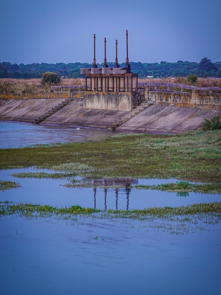 The dike's gate and bike crossing at the Chenal des Éveillards