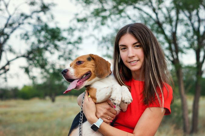 Young woman holds dog beagle