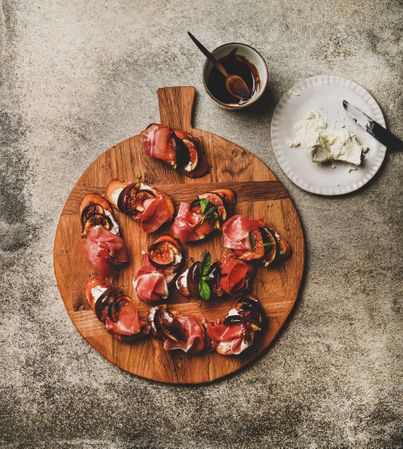 Crostinis with prosciutto, goat cheese and grilled figs, square crop