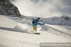 Man skiing on snowboard bxM8Z0
