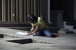 Child studying using street light 4mwWB0
