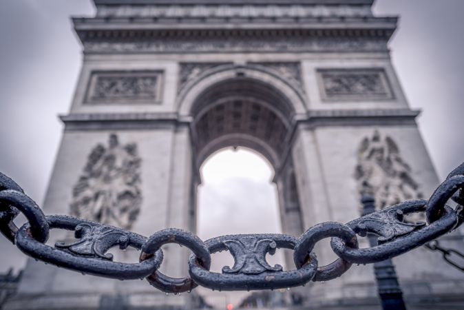 Chain links and the Arc de Triomphe in the background