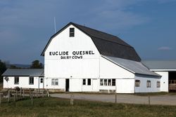 The Euclide Quesil "dairy cow barn" outside Middlebury, Vermont 0yXX7b