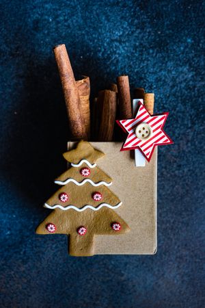 Warm Christmas spice theme with cinnamon sticks and gingerbread cookie