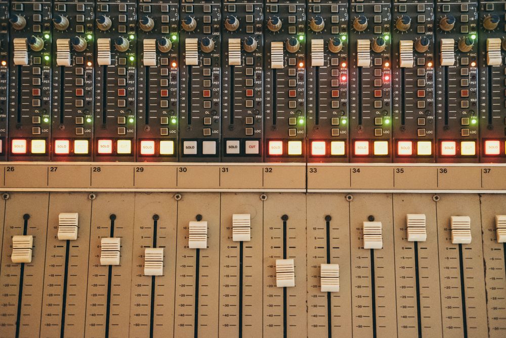 Equalizer instrument in a studio