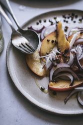 Salad with nectarines and crunchy lentils