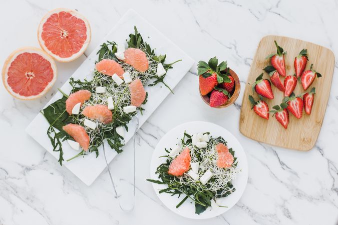 Strawberry, grapefruit and rocket salad on bowl