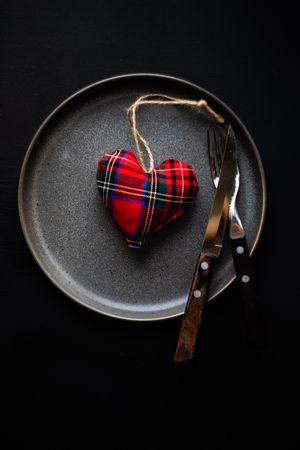Table setting with grey plate and tartan heart