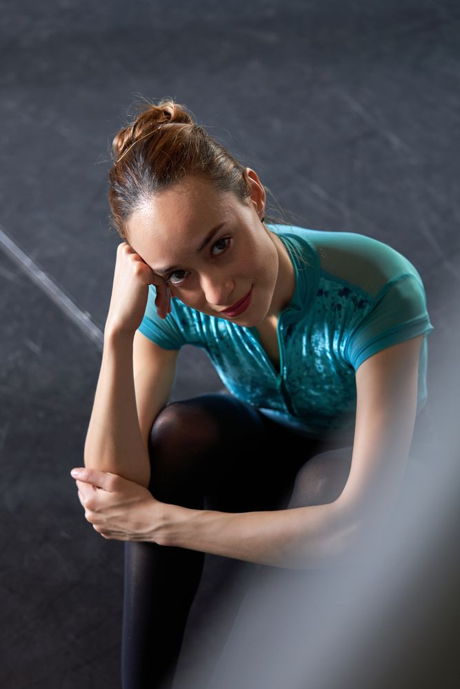 Photo portrait of a dancer in sports clothes and ballet shoes in a dance academy