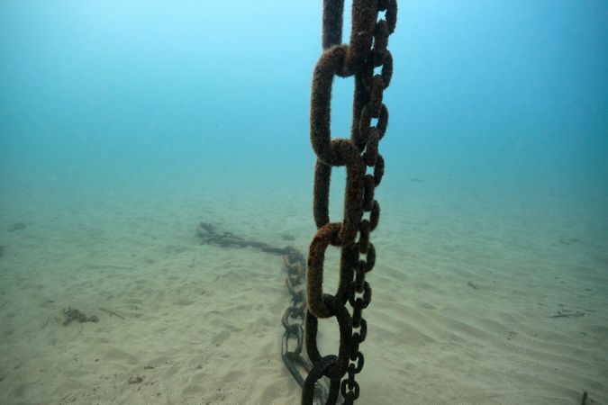 Metal chain dropped from ship in deep seawater