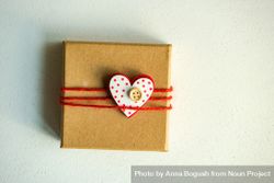 Brown box with heart 0v338G