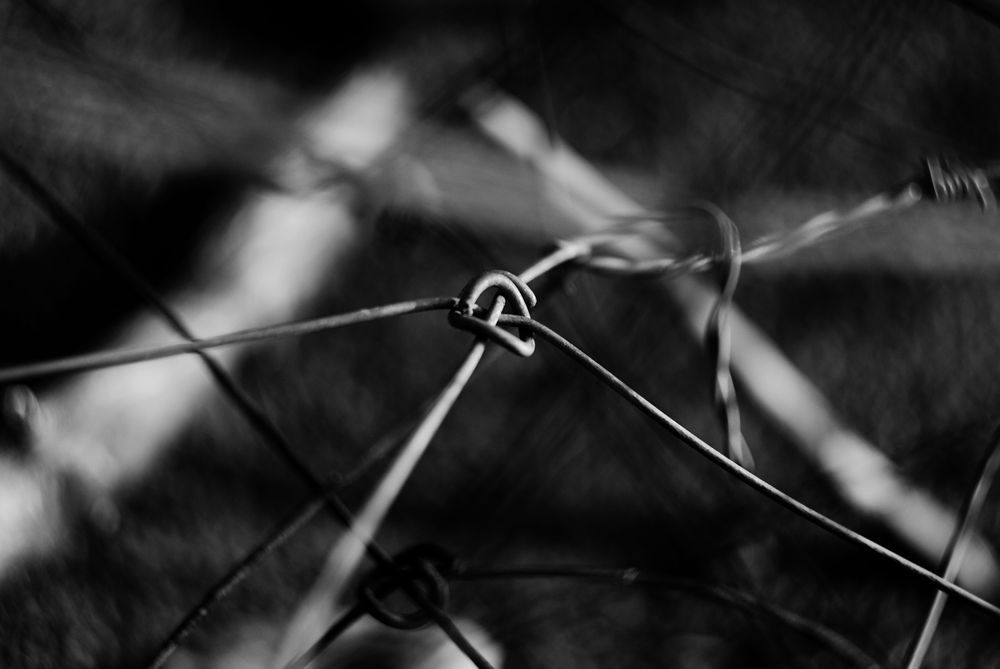 Tense barbed wire