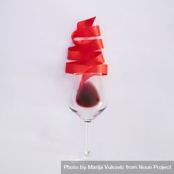 Red Christmas tree ribbon coming out of wine glass 5l8jY5