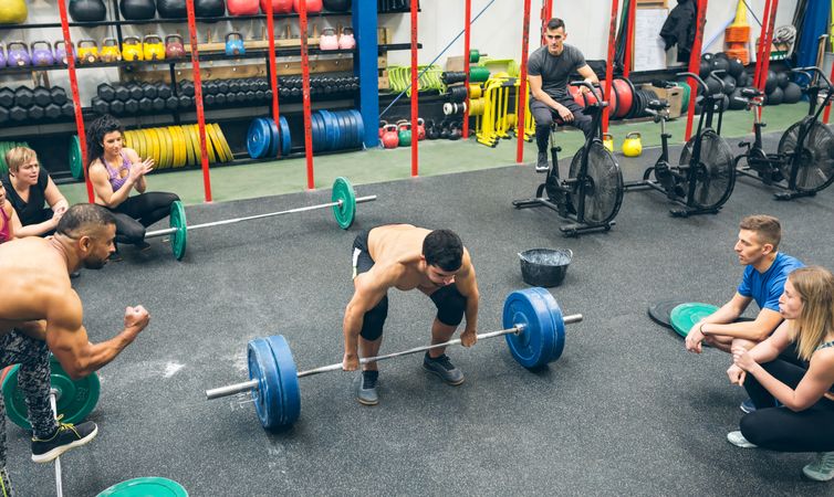 Strong man practicing weightlifting in the gym