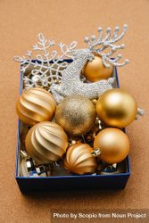 Top view of Christmas gold baubles in blue box 43Eqg0