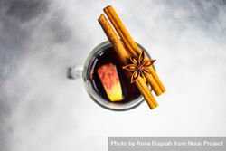 Top view of mulled wine with star anise and cinnamon 0Kvg7b