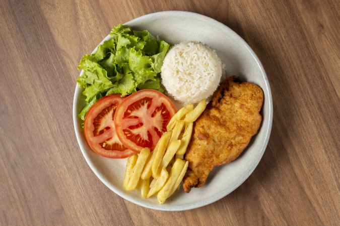 Executive dish with breaded fillet, rice, beans and salad.