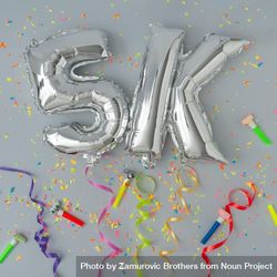 Silver balloons reading 5k with confetti 49kmL0