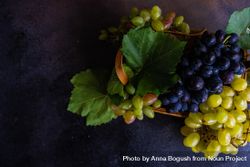 Box of fresh green & red grapes on kitchen counter with copy space 5qk1gE