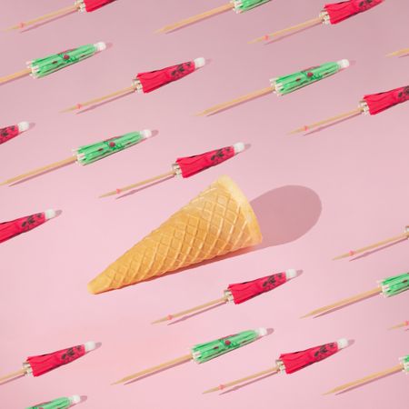 Pattern of ice cream cone with cocktail parasols