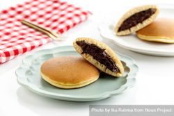 Fresh dorayaki pancakes filled with chocolate from Japan 5ky9Gb