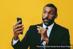 Serious Black businessman having a video call on a smartphone screen 4O61Z5
