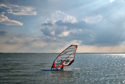 Windsurfer in Indian River Bay between Dewey Beach and Bethany Beach, Delaware v4Nn94