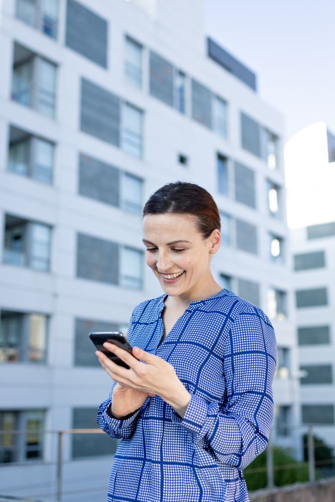 Smiling businesswoman using the cellphone