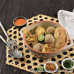 Indonesian meatball and batagor stock soup 0VnQr0