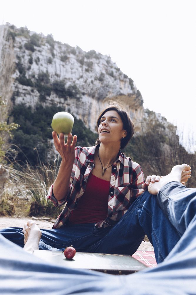 Couple spending picnic on shore in cliffs