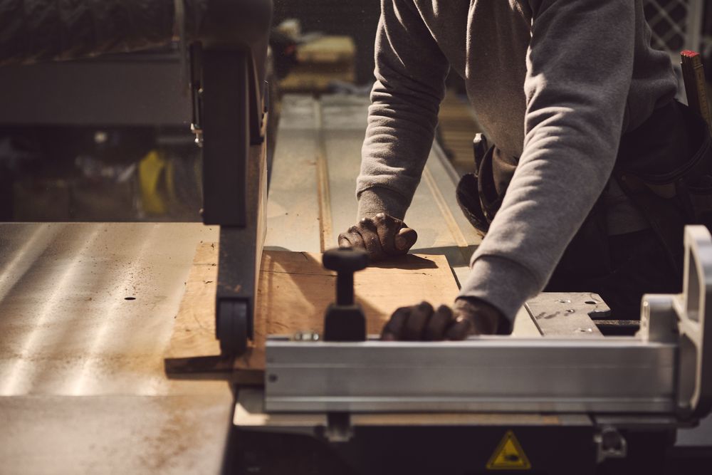 Person cutting wood with a carving machine