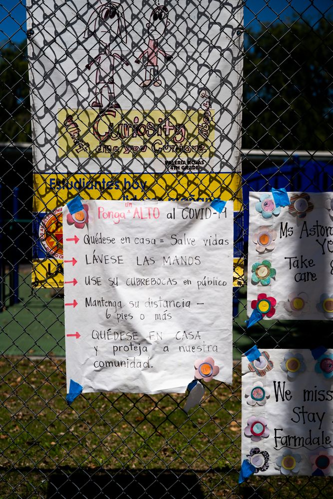 Homemade sign in Spanish with reminders how how to prevent COVID-19
