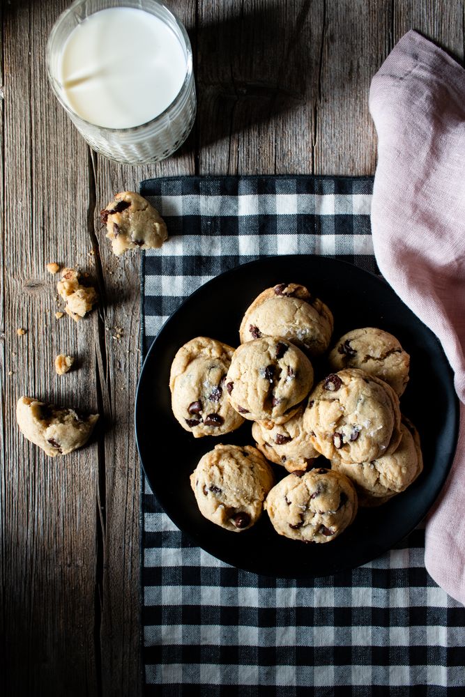 Plate with vegan cookies with chocolate chips