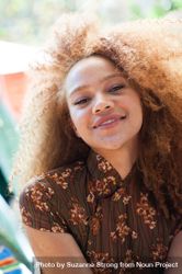 Close up portrait of happy young woman outdoors smiling at camera 0V6wN0