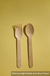 Disposable fork, spoon on yellow background bDd7Vb