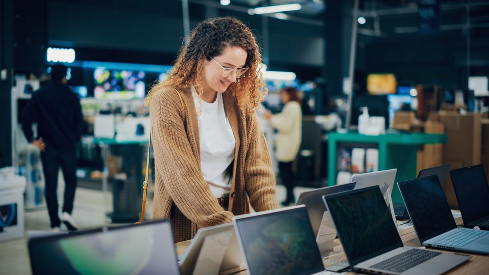 Client Shopping for a Computer in a Home Electronics Store