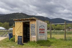 Farm stand in Montana with mountains in the background 0PpKO0