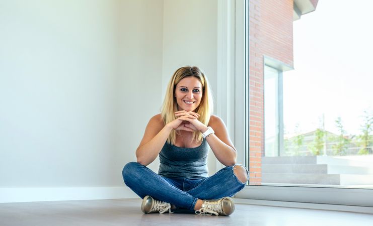 Smiling woman sitting in a living room