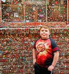 Six-year-old Gregorio Drozco III at the gum wall next to the Market Theatre, Seattle, Washington 5oDWm4