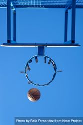Street basketball ball falling into the hoop, vertical 0V9RNb