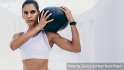 Close up of a fitness woman holding a medicine ball 0Lrke4