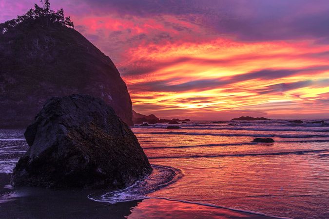 Waves coming in on the pacific north west at sunset