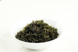 Roasted spiced nori flakes with sesame seed